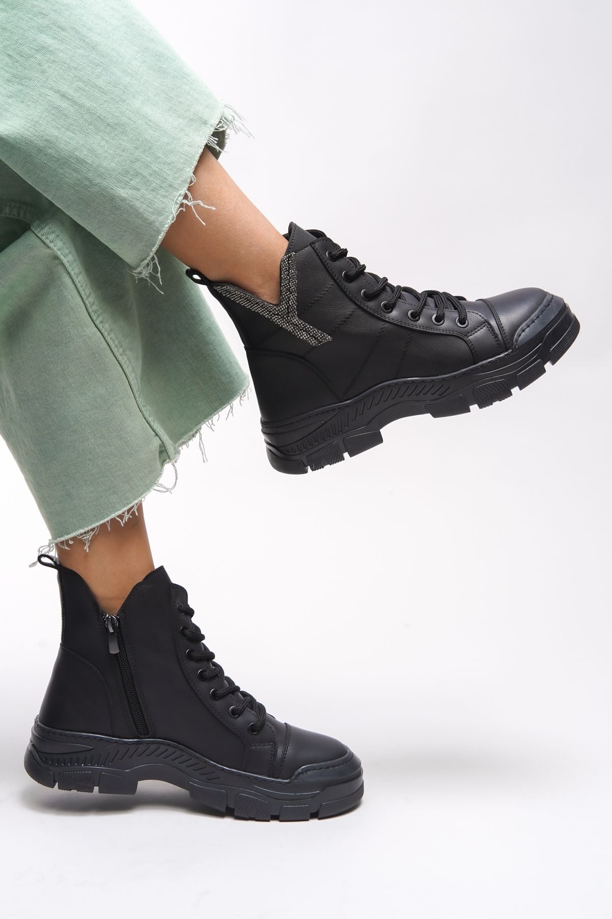 Maerlira Women's Chain and Buckle Detail Bot Black Skin