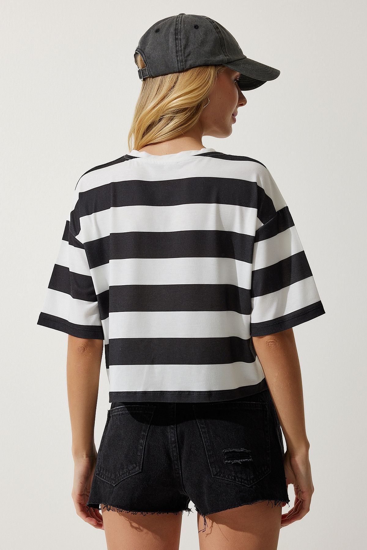 Woman White Black Bicycle Collar Striped Crop Knitting T-shirt HF00452