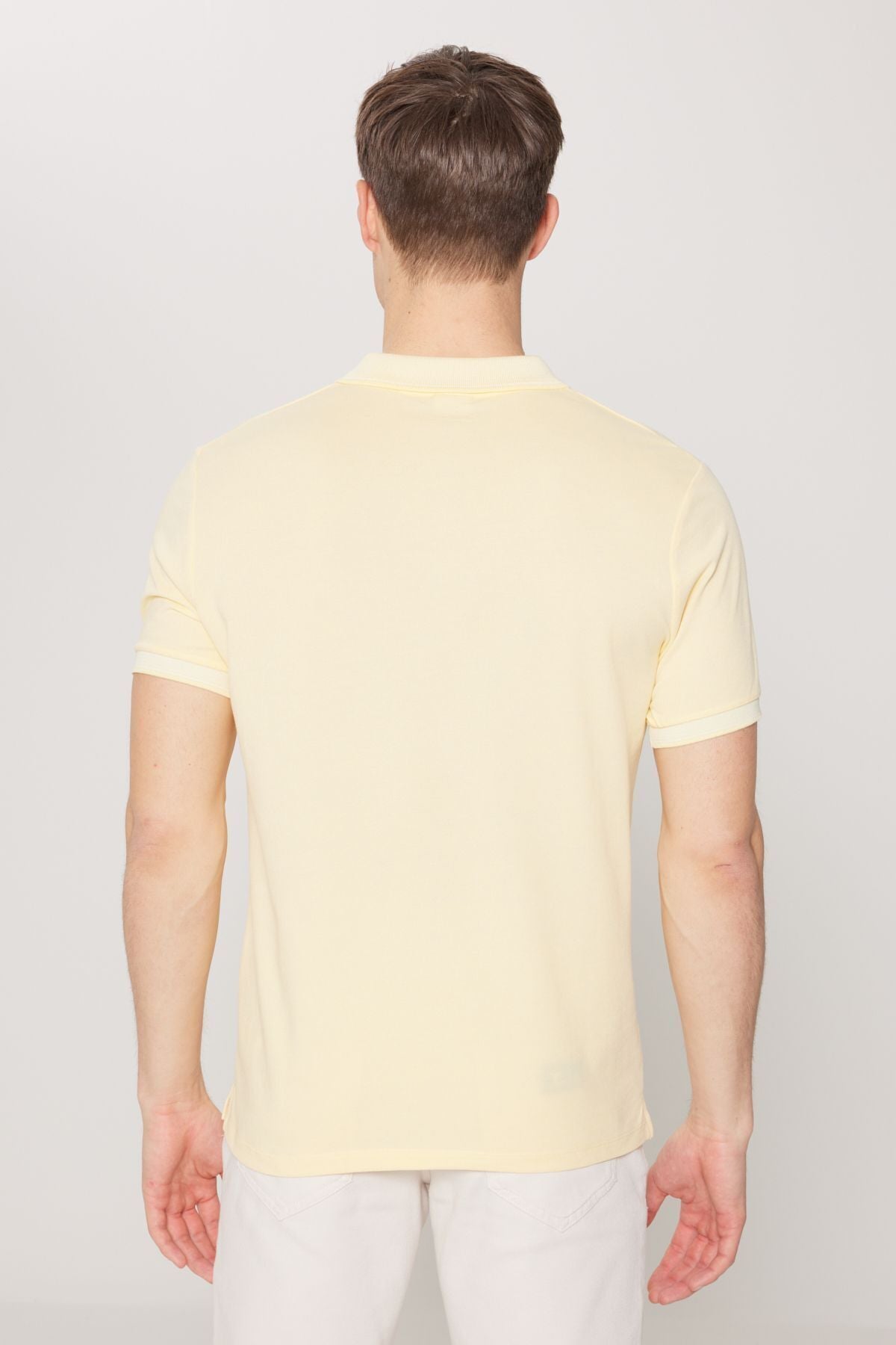 Men-drawn cotton fabric slim fit narrow cut yellow-white curled polo collar t-shirt