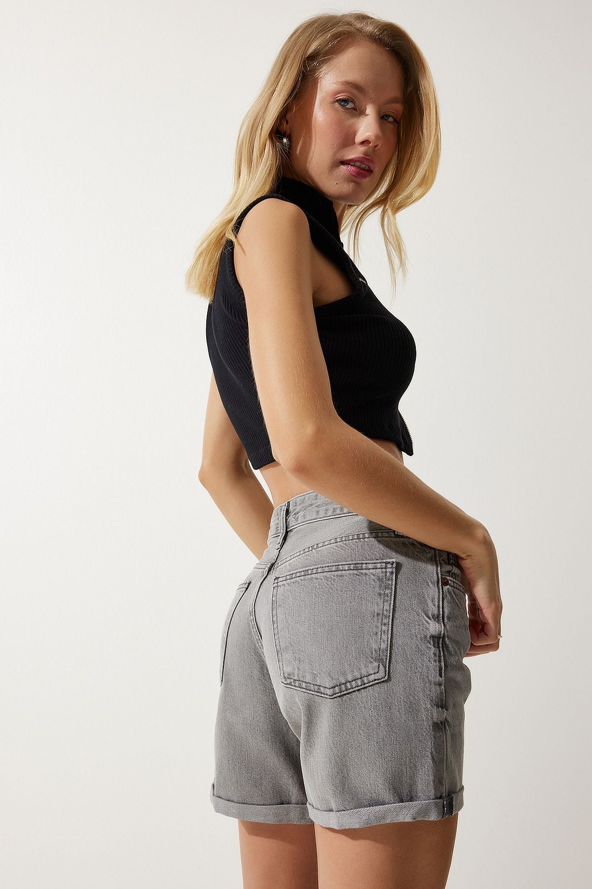 Women's gray pocket denim shorts ut00010