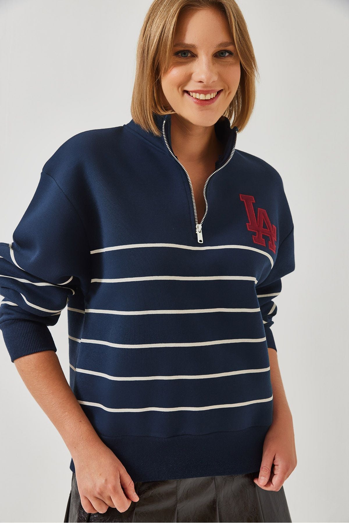 WOMEN'S THREE YEAR -SHARM ROAD WITH SIGNED SWEATSHIRT 6481 60261027