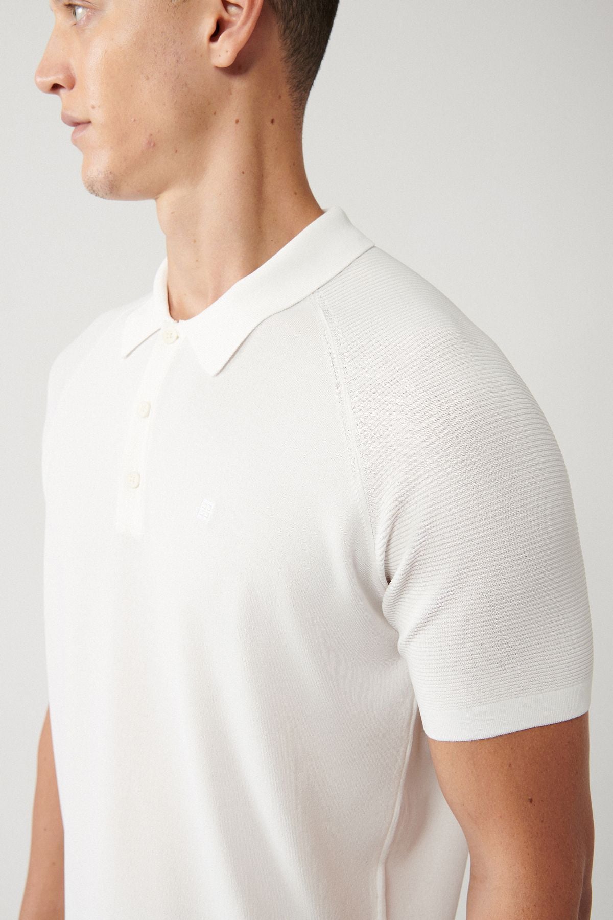 Men's ecru arms knitting detailed rayon knitwear t-shirt A32y5018