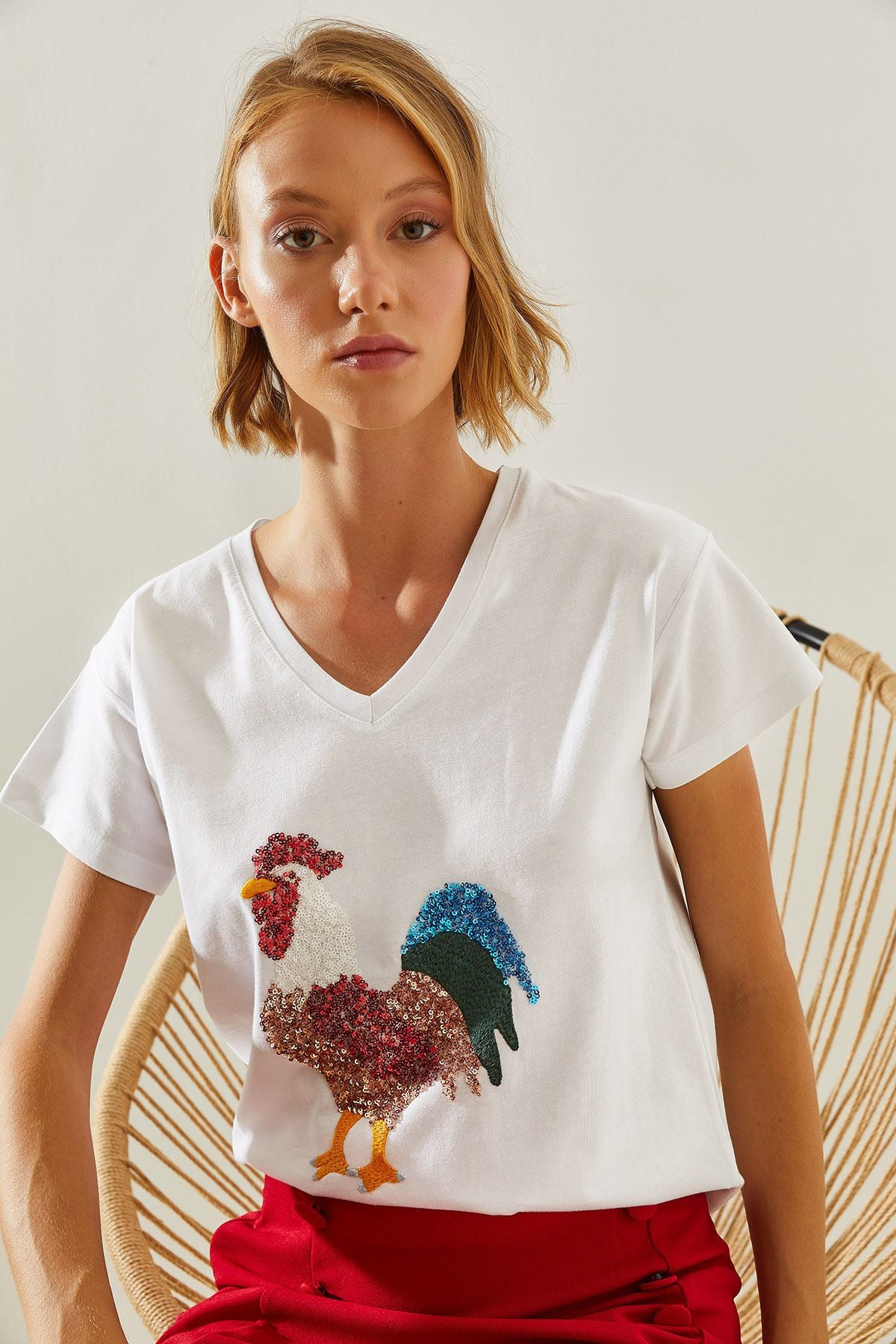 Woman V-Neck Rooster Patterned Color Payet Embroidered T-shirt 60251472