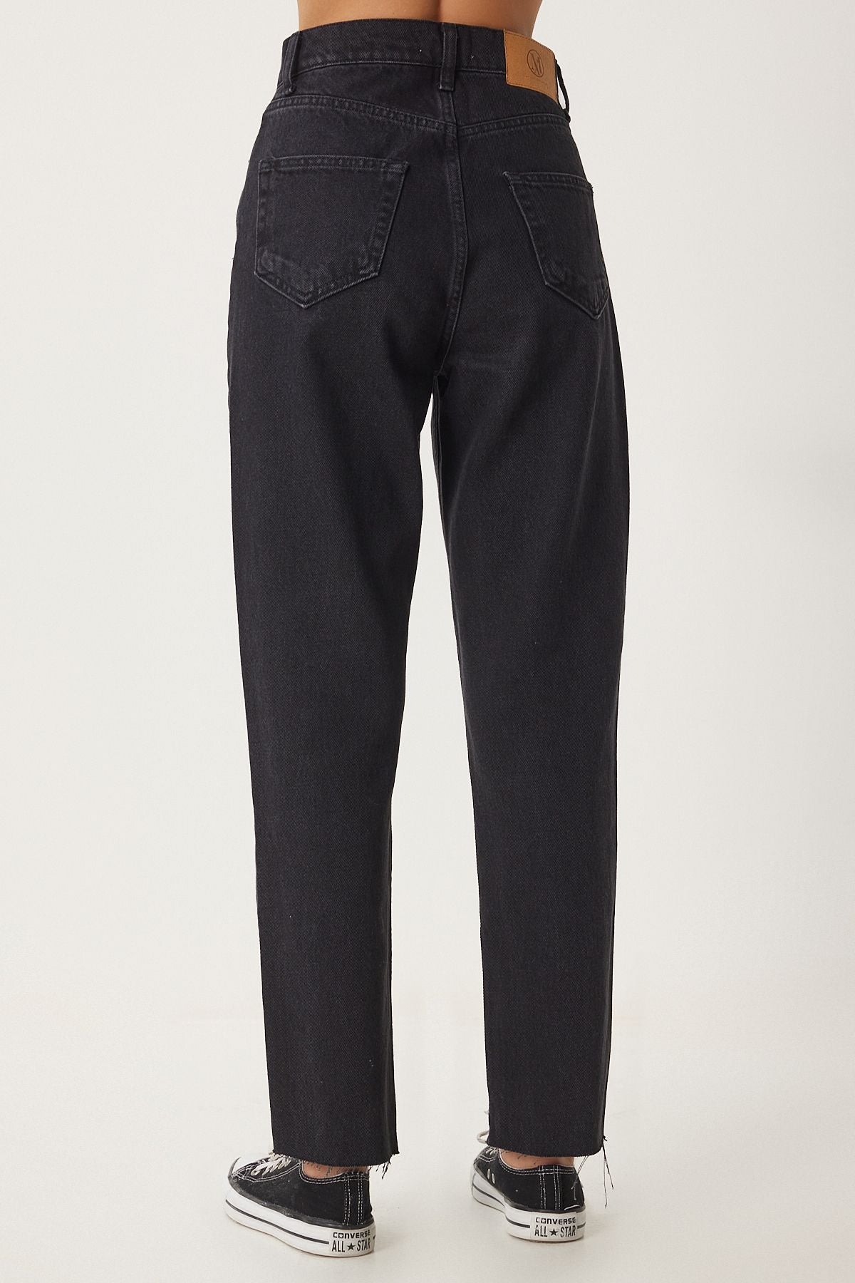Female black middle waist straight jeans ut00024
