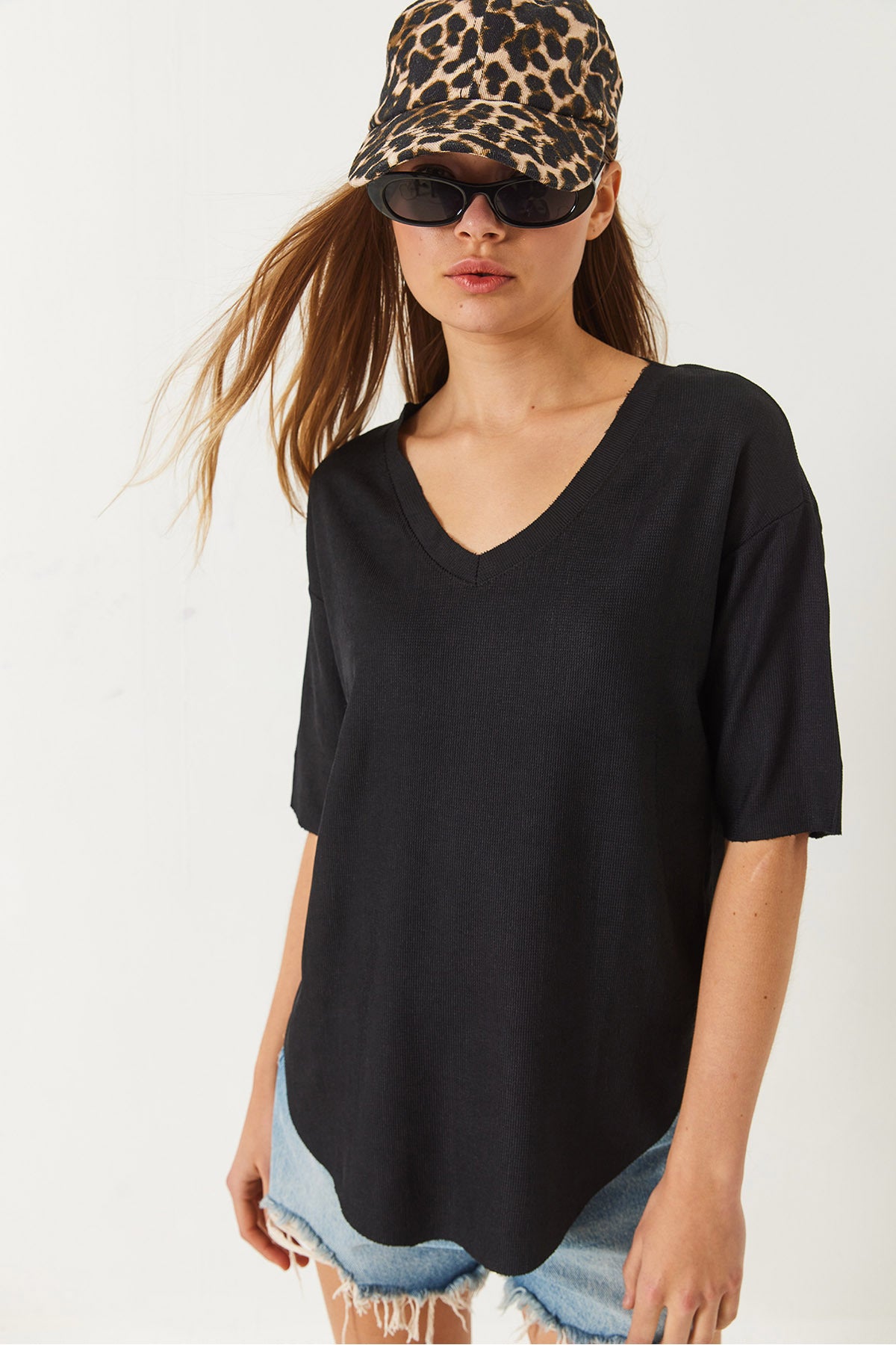 Women's V-Neck Oval Cut Wrinkled Basic T-Shirt 60261484