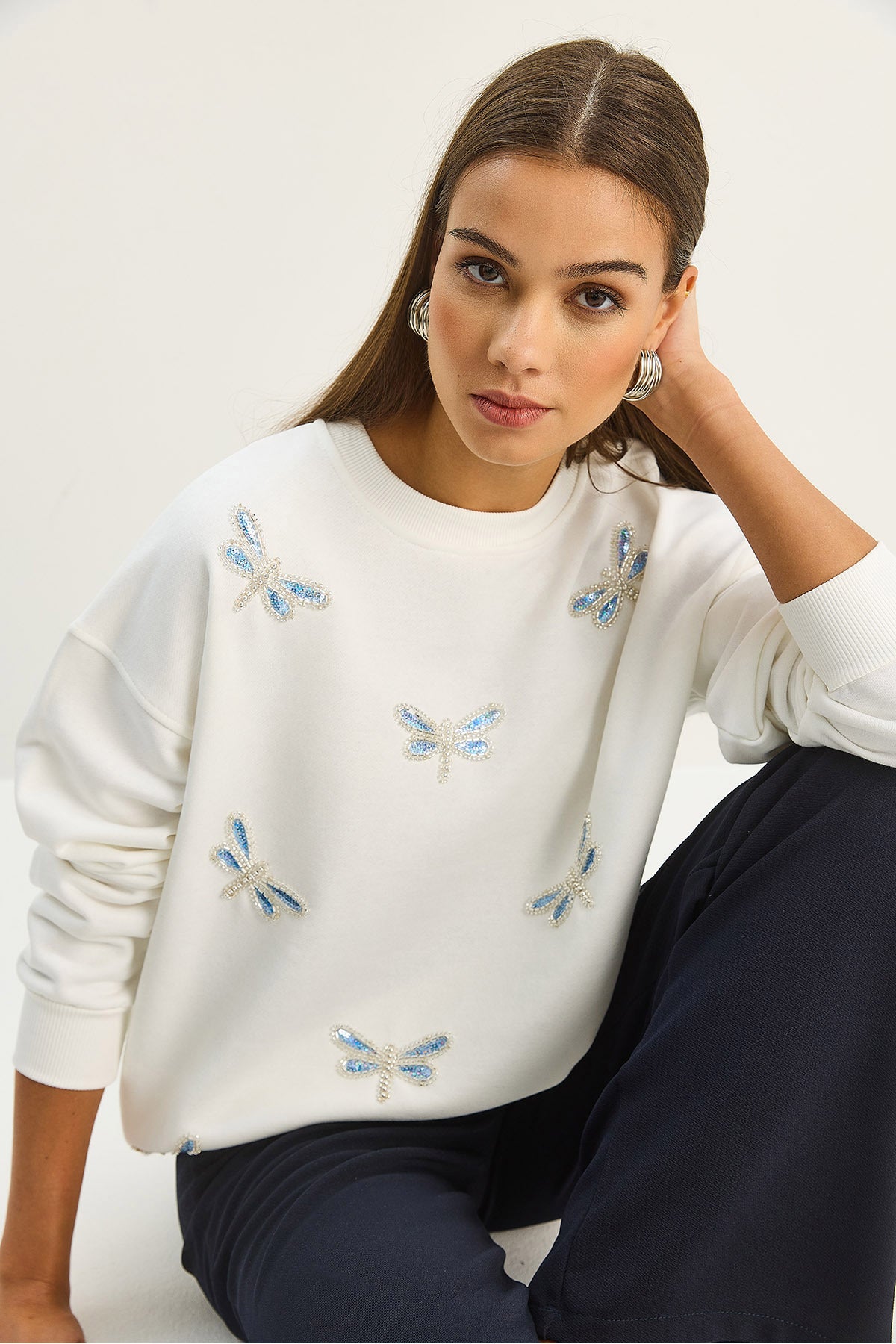 Women's Crew Neck Dragonfly Stone Embroidered Relaxed Sweatshirt 1558 60283660
