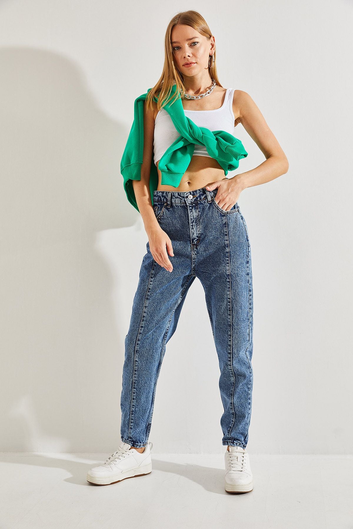 Female fragmented mom pants