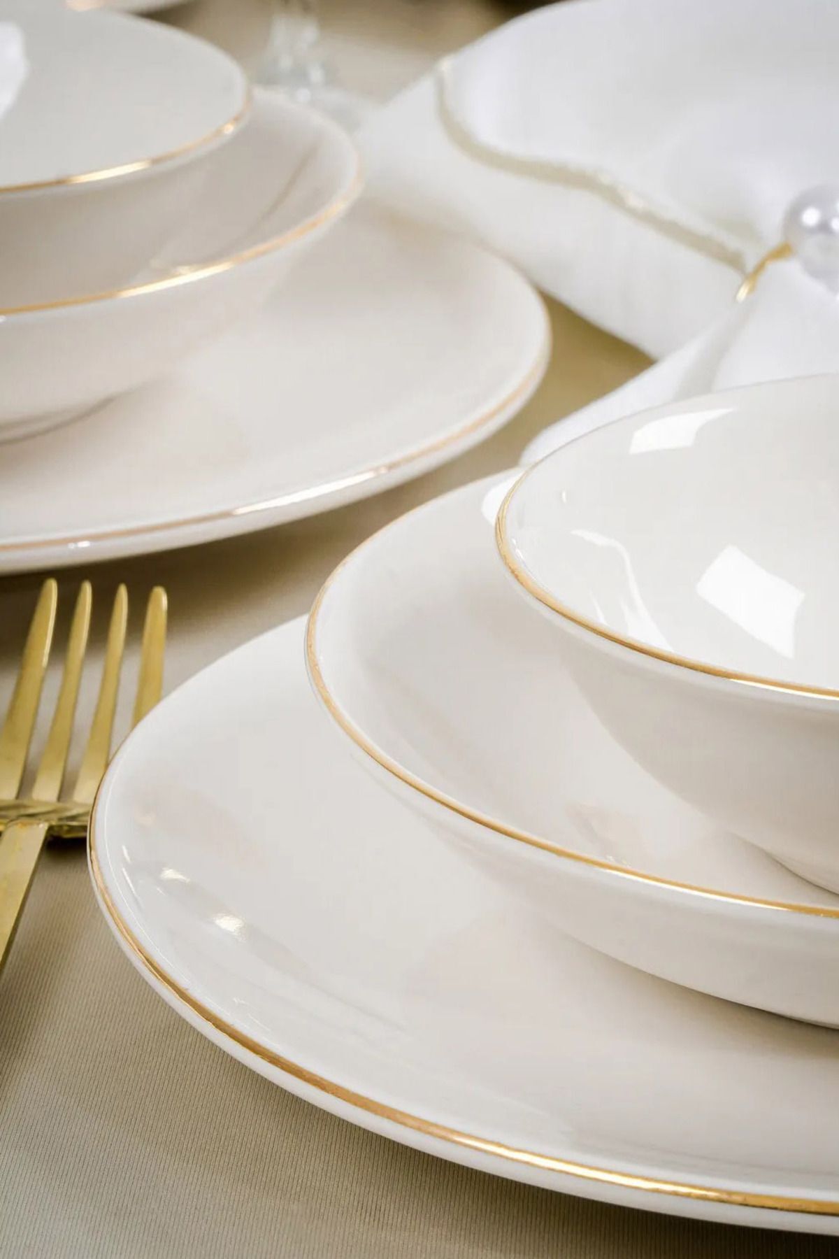 Dream Gold Gilding 18 Piece 6 Perons Porcelain Dinner Set Broken White