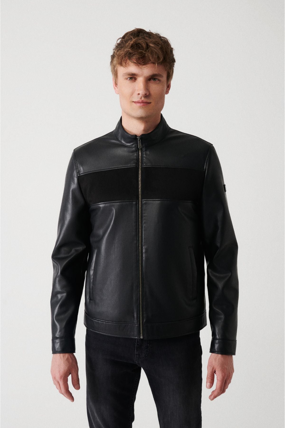 Men's black upright neck in front of the coat-essential-looking Mont A32y6037