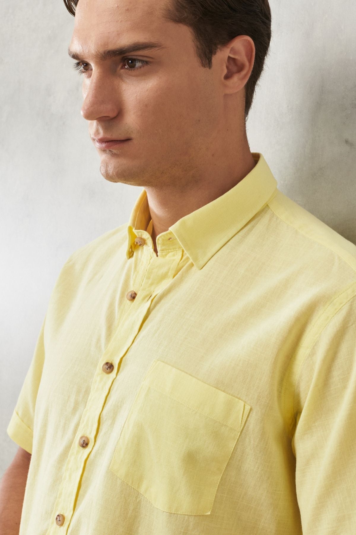 Men's light yellow comfort fit comfortable cut buttoned collar linen looking 100 %cotton short sleeve shirt