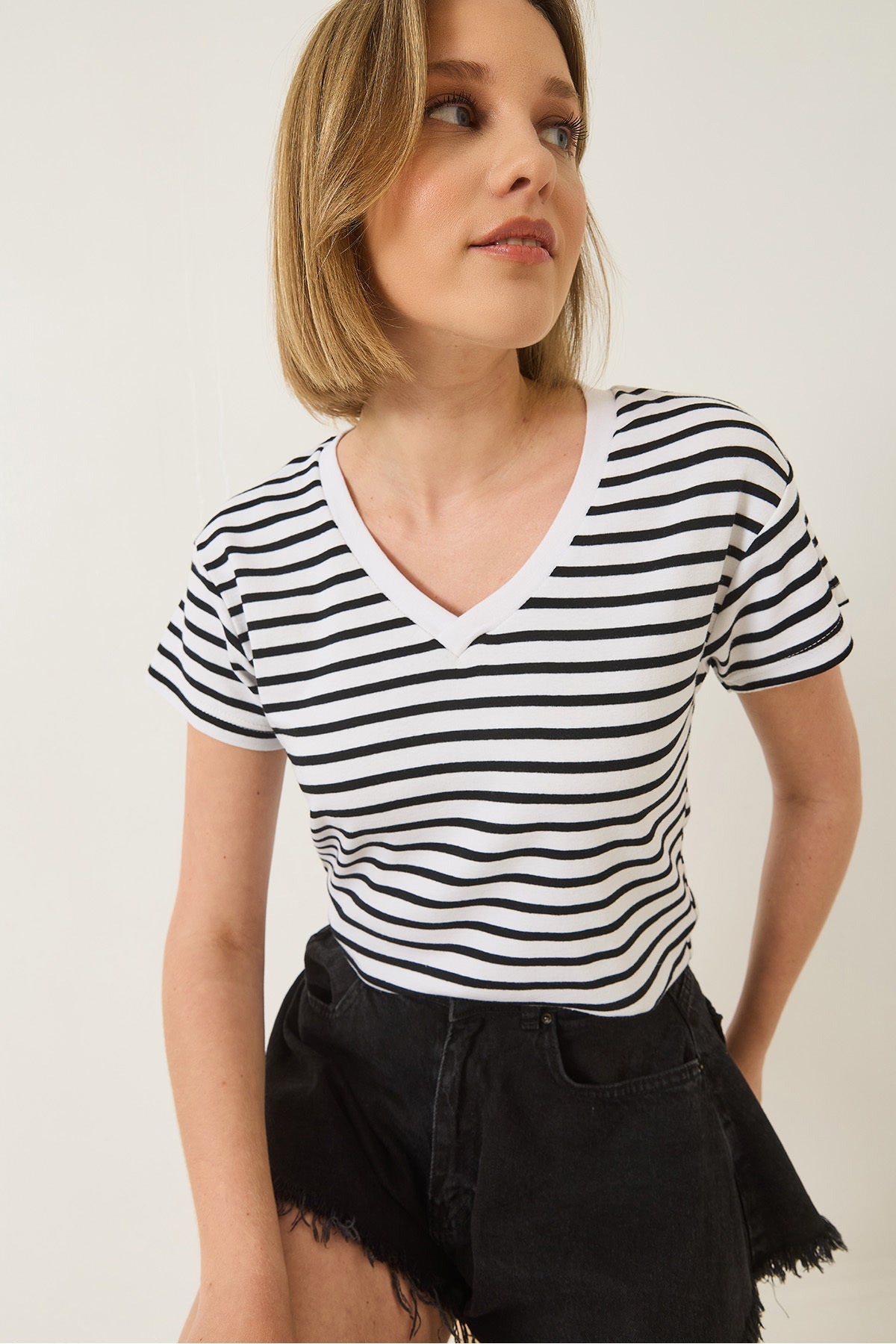 Women's V-Neck Striped Comfortable Fit Basic T-Shirt 60283205