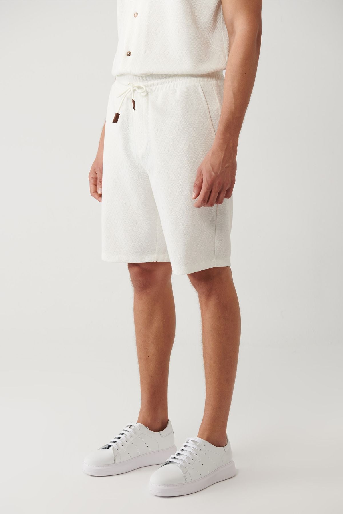 Men's white side with baklava motifs with jacquard shorts A41y3640