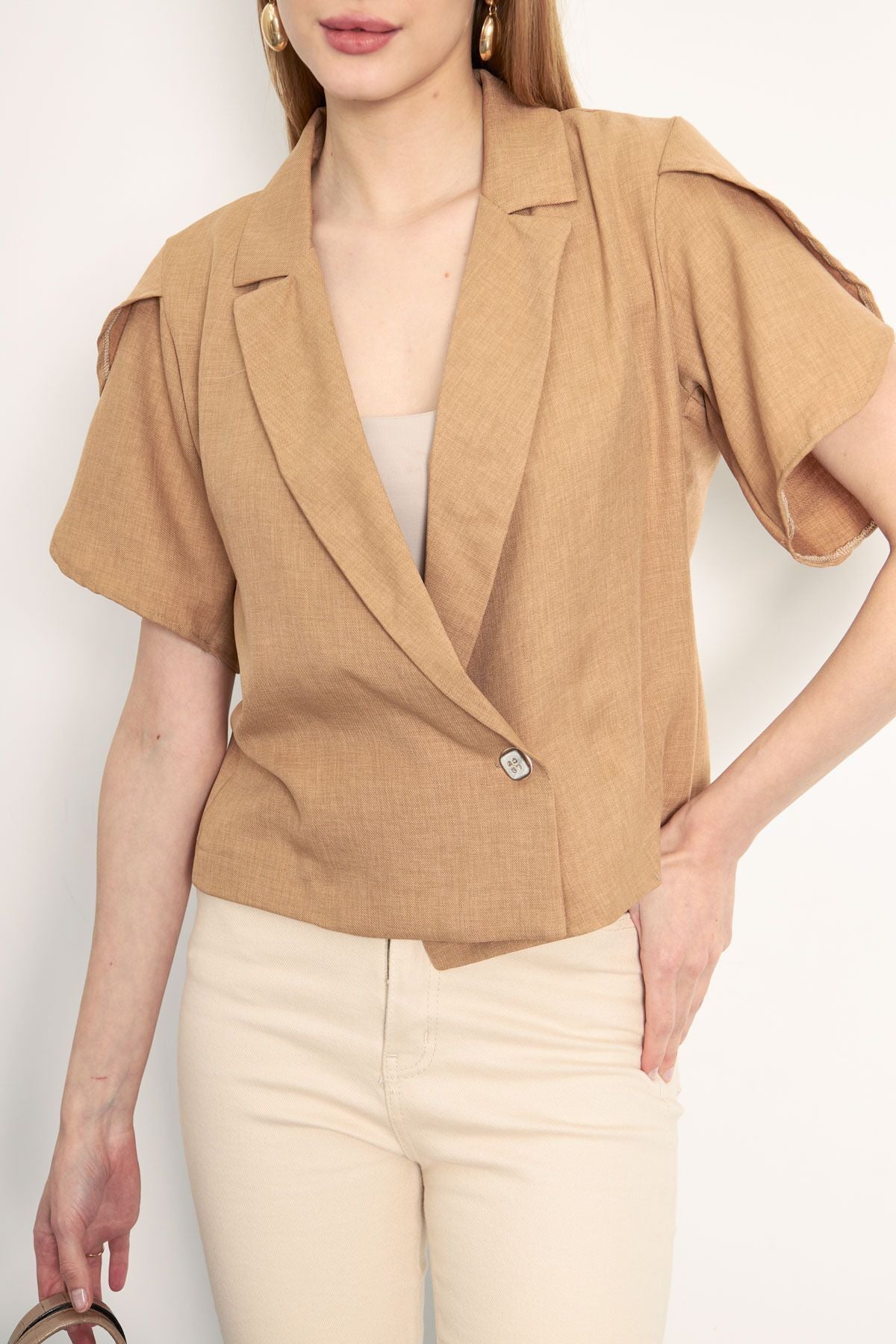 WOMEN'S CAMEL ARM SUSTMAC DETAILED CROP SHORT SOLD JACKET ARM-24Y001048