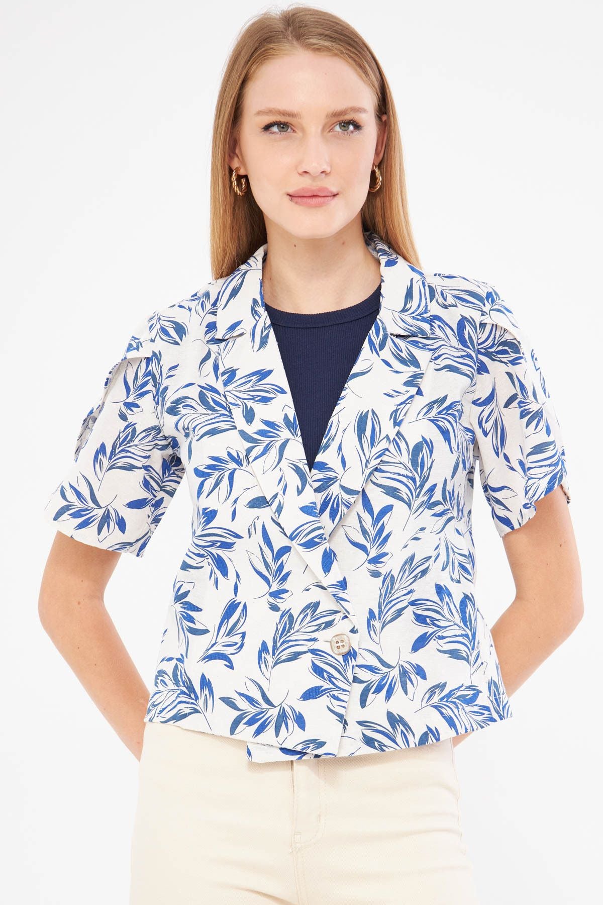 Female Laci-Saxes Linen-Looking Patterned Band Slit Crop Short Sleeve Jacket ARM-24Y001095