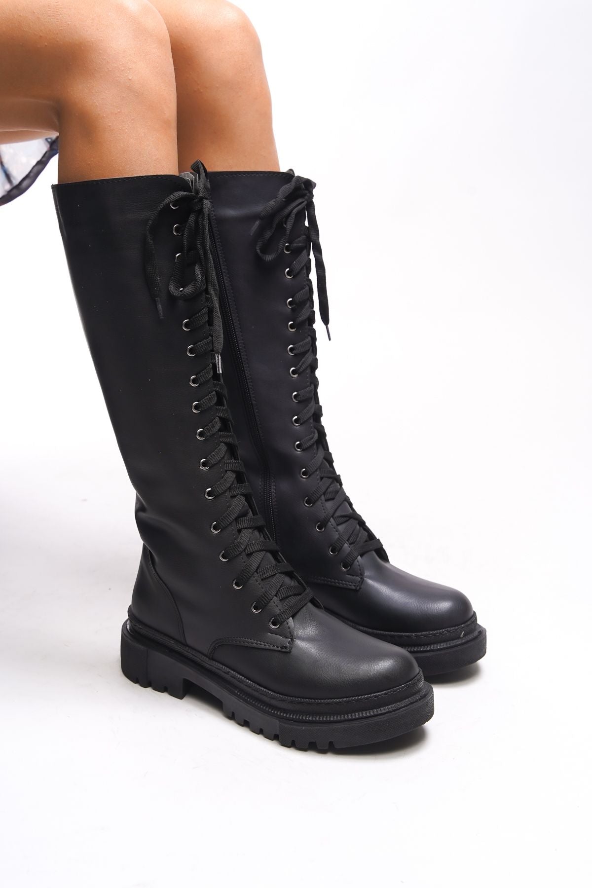 Qhinobi female knee underneath laced boot 0012814 black skin