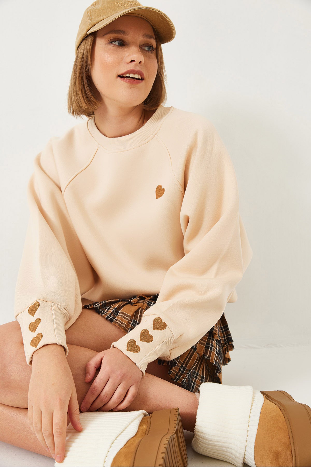 Women's Crew Neck Heart Embroidered Three Thread Raised Sweatshirt 60251933