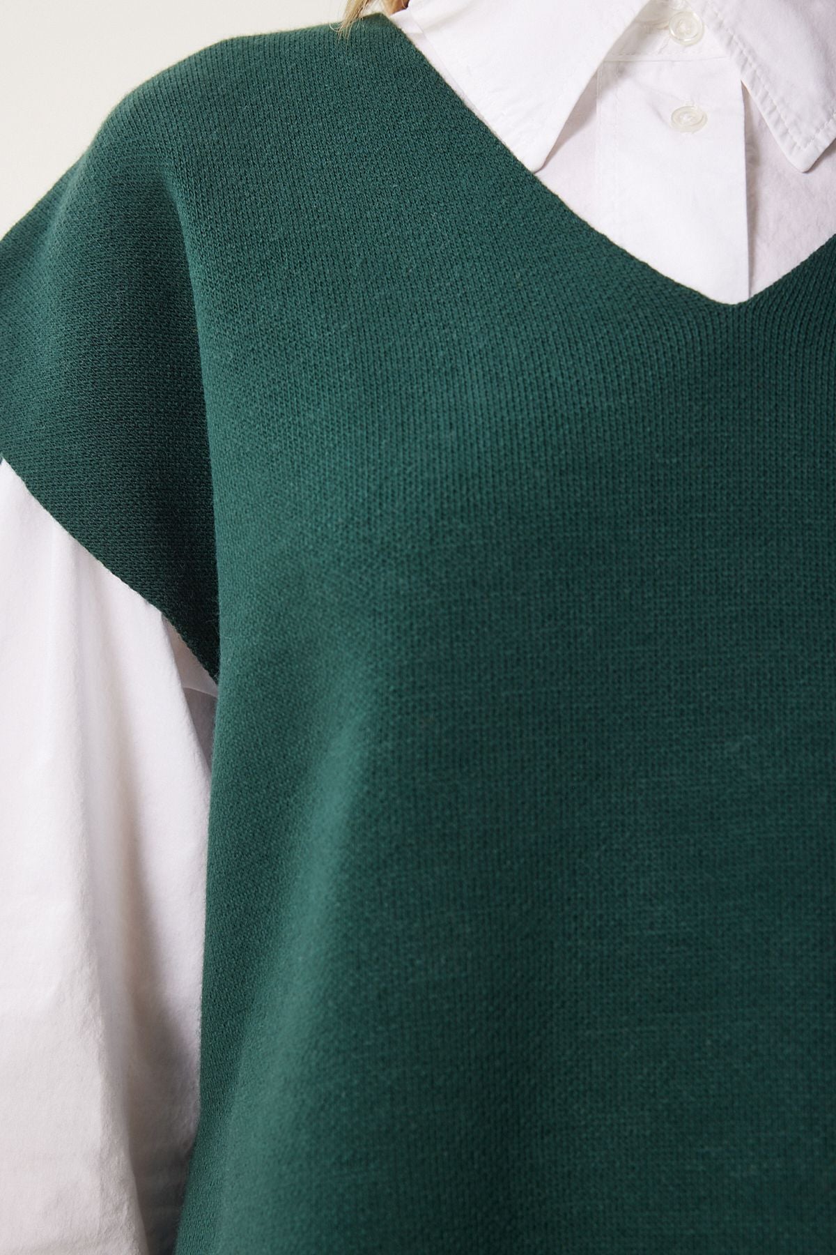 Female emerald green v -neck belt long knitwear suvevery US00185