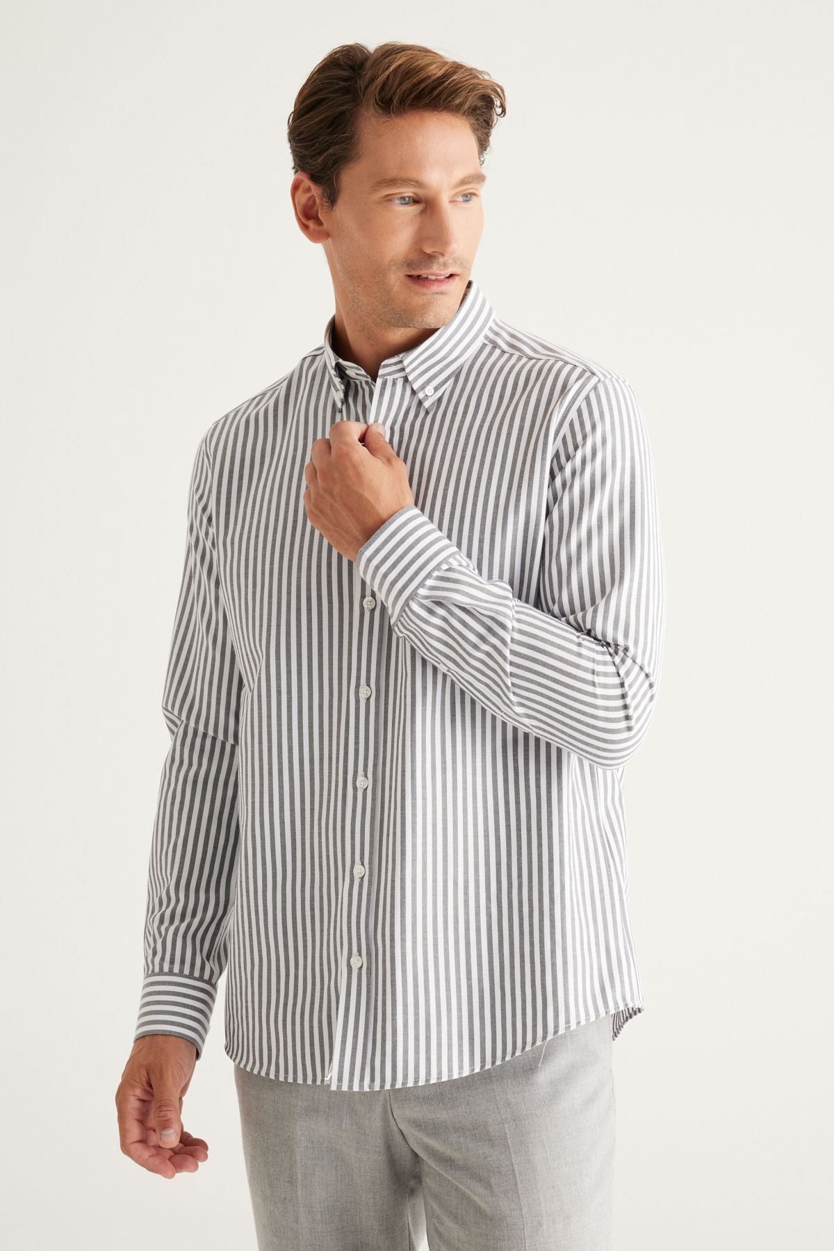 Men's black-and-white slim fit narrow cut buttoned collar cotton striped shirt
