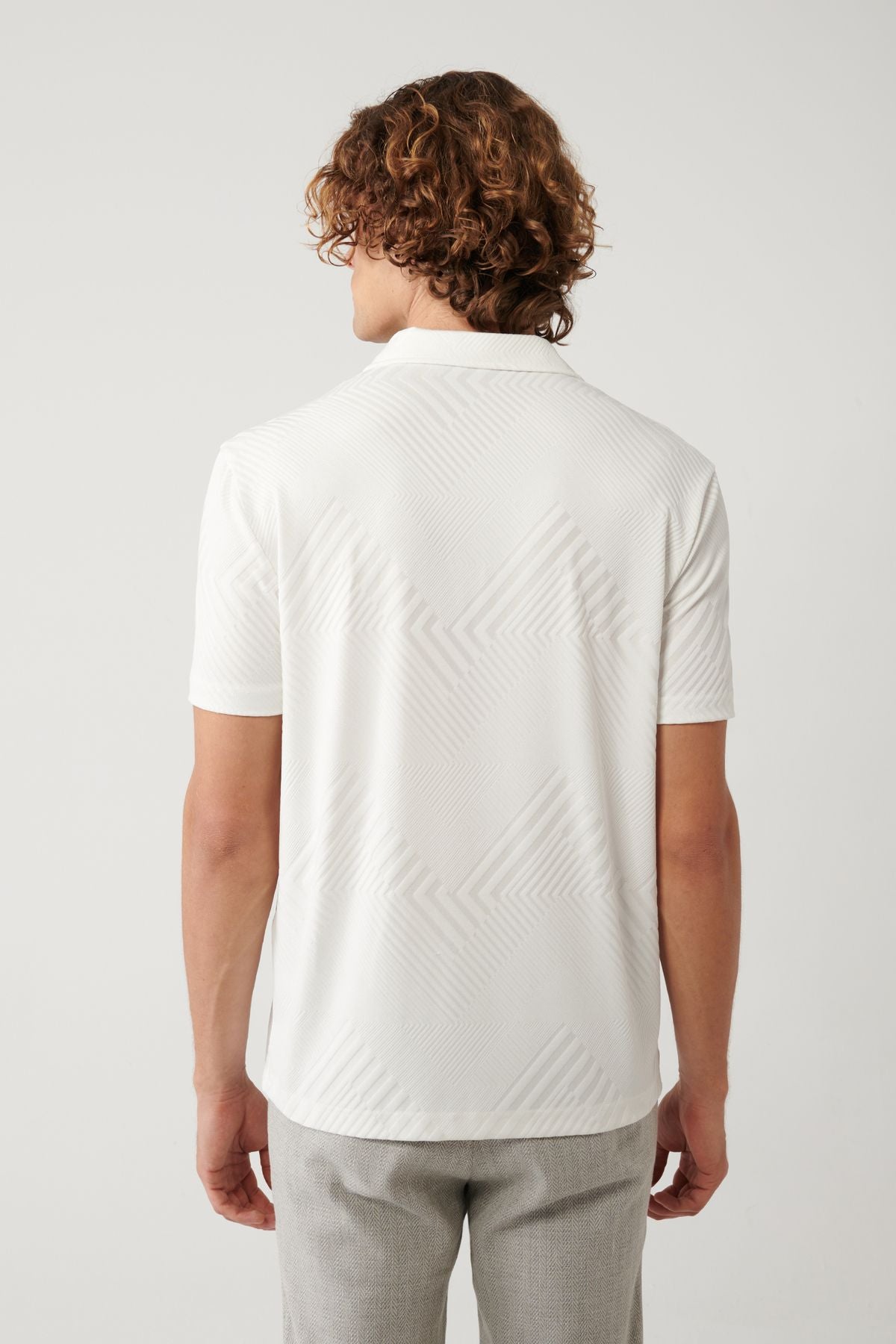 Erkek ekru apaj yaka jakarlı t-shirt a41y1141