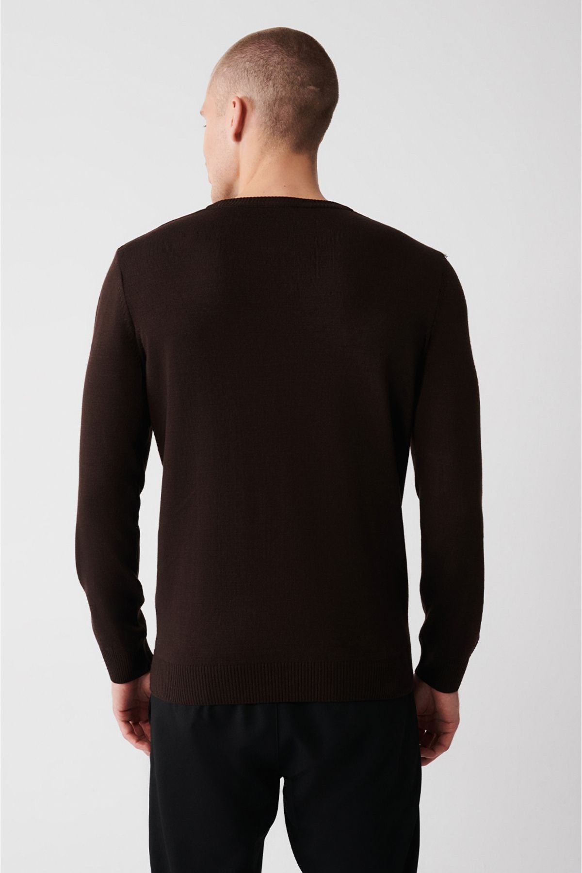 Men's brown bike collar -free knitwear sweater E005000
