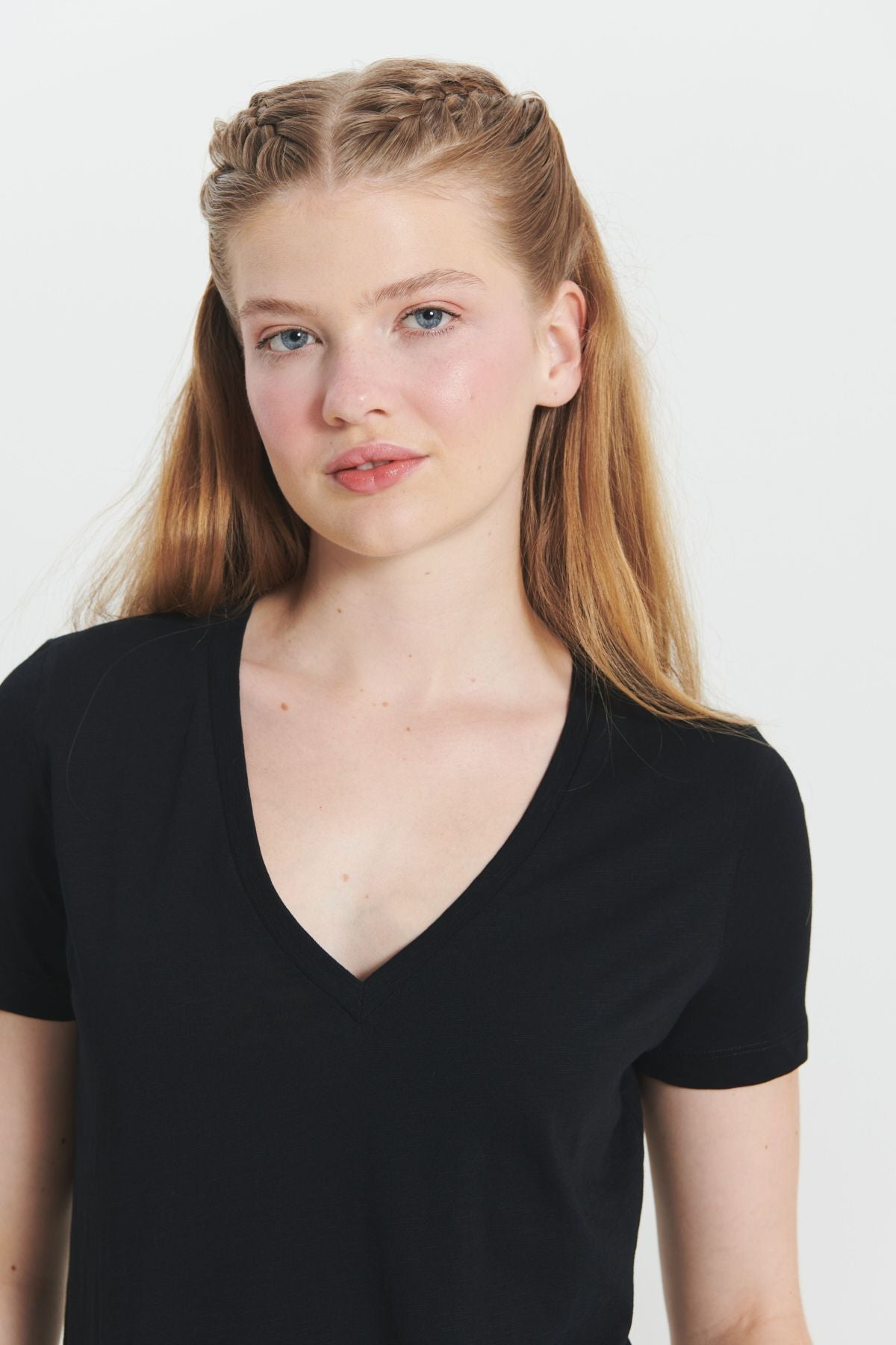 Female Black 100 %Cotton Standard Fit Normal Cut V -Neck Basic T -shirt