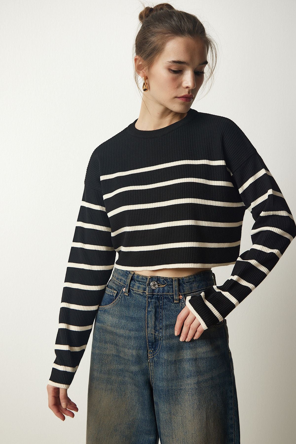 Female Black Wick Striped Crop Knitwear sweater PF00048