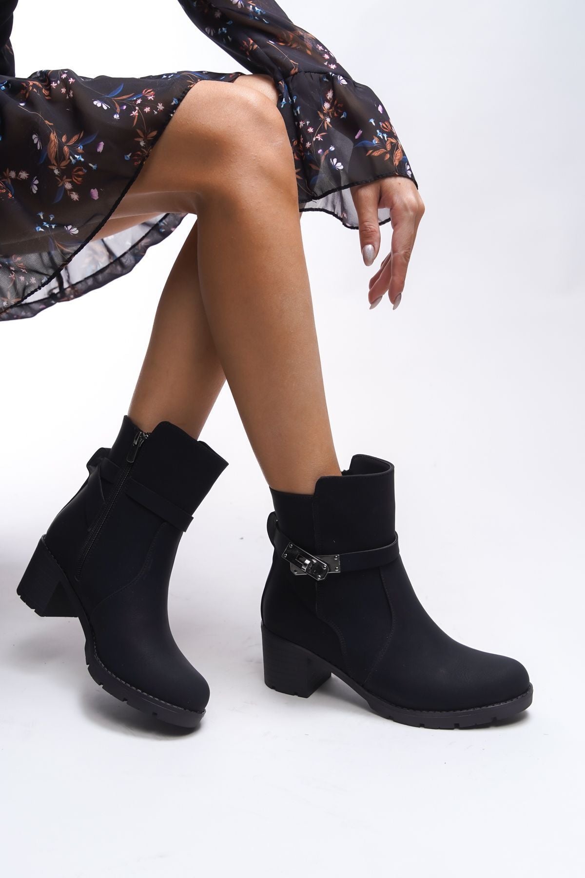 Iverolia lock detailed heeled boots 0012790 matte black