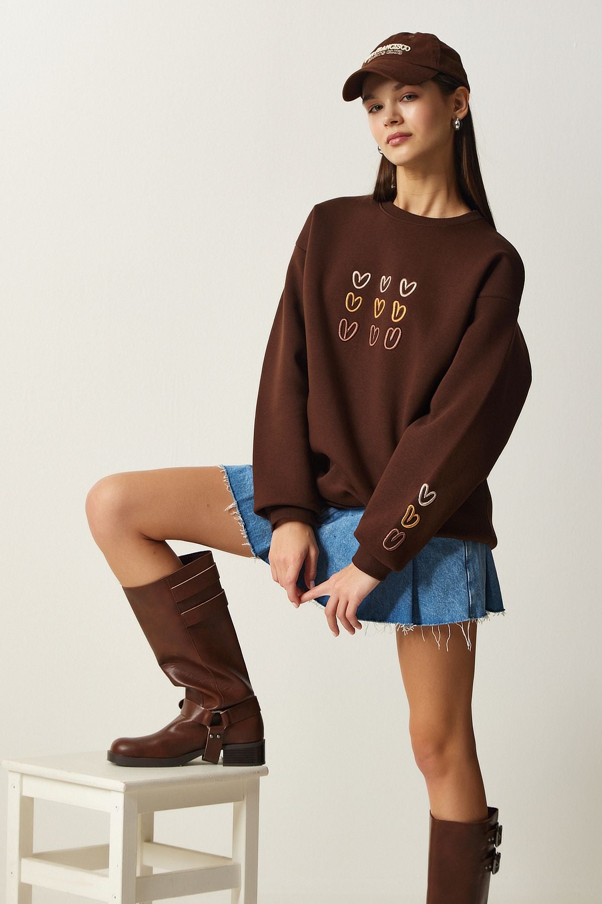 Woman Brown Heart Embroidery Sweatshirt OW00004