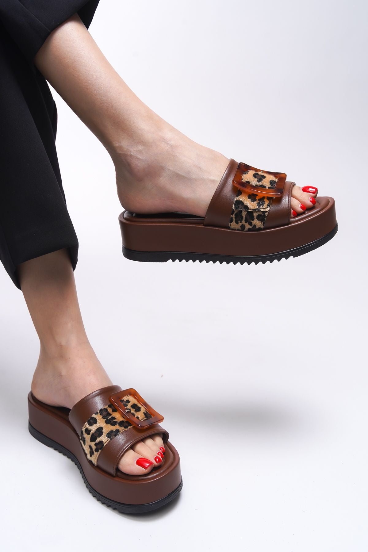Yinqirelle Woman Slippers 001275 Brown Skin