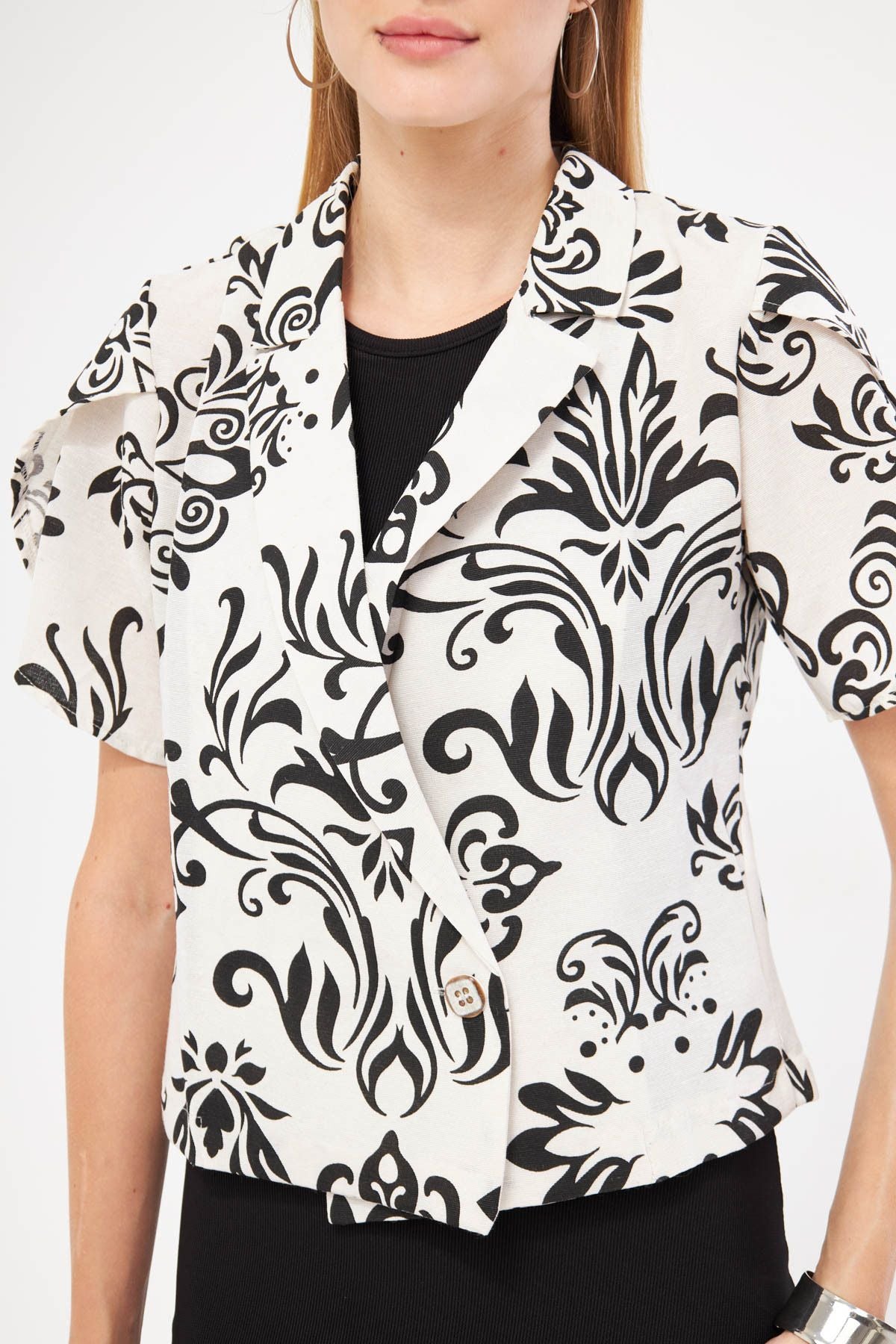 Female black linen-looking patterned arm slit and short sleeve jacket ARM-24Y001095