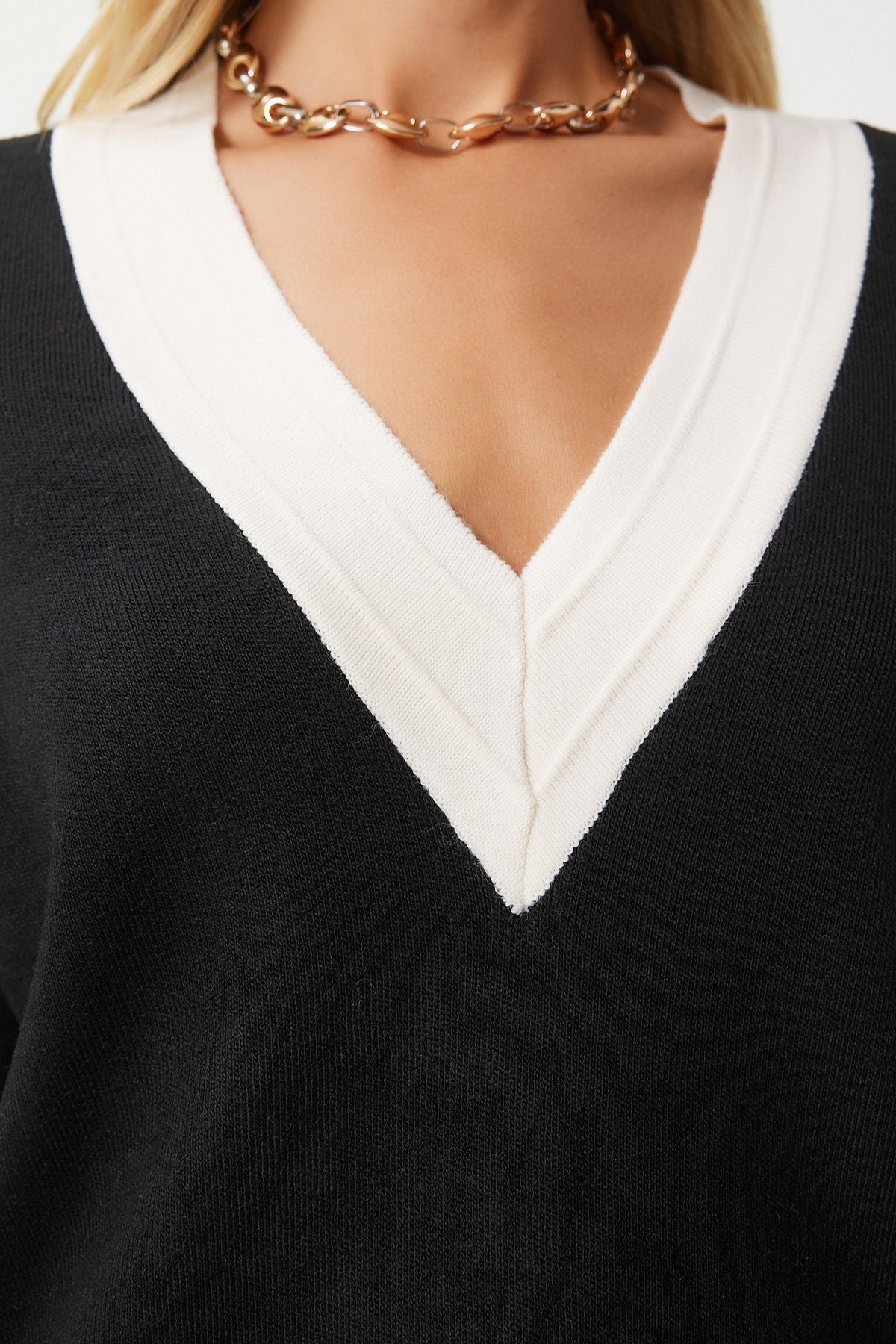 Female Black Contrast V -Yaka Knitwear Sweater US00924
