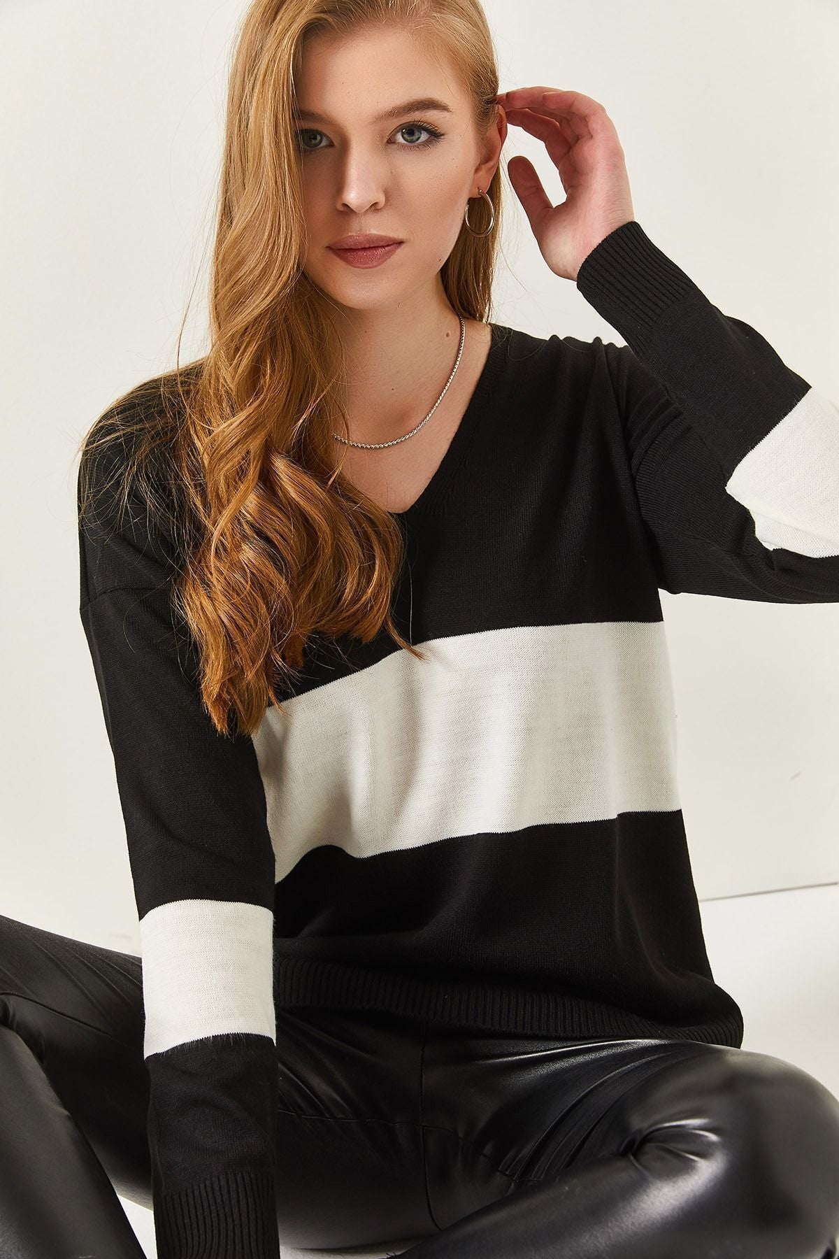 Woman Black V-Neck Two Color front Short Back Long Knitwear Sweater Arm-25k012014