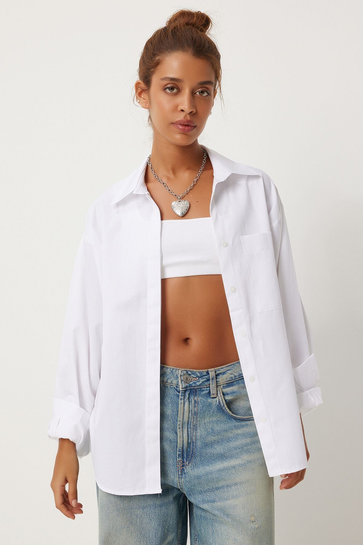 Woman with white pocket overwheel shirt FN03248