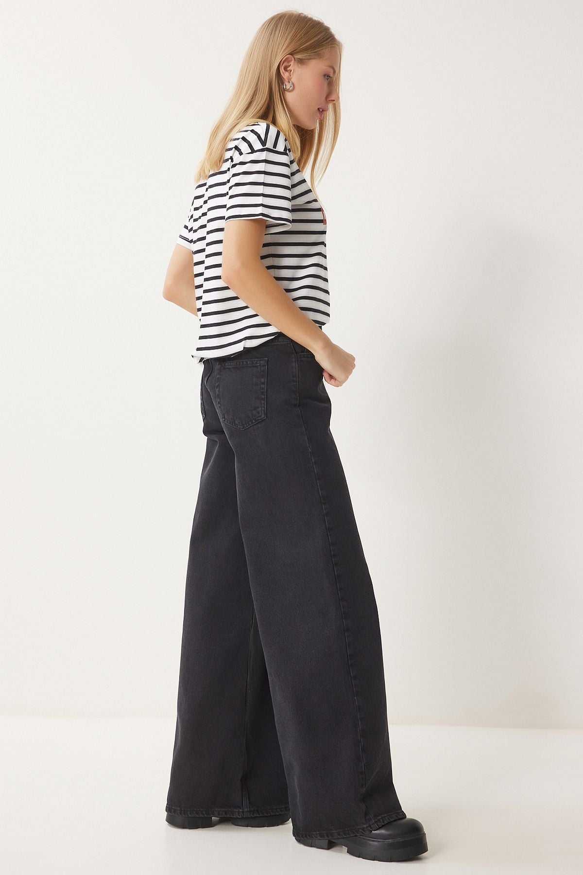 Female Black Medium Waist Wide Totage Jean FN03413