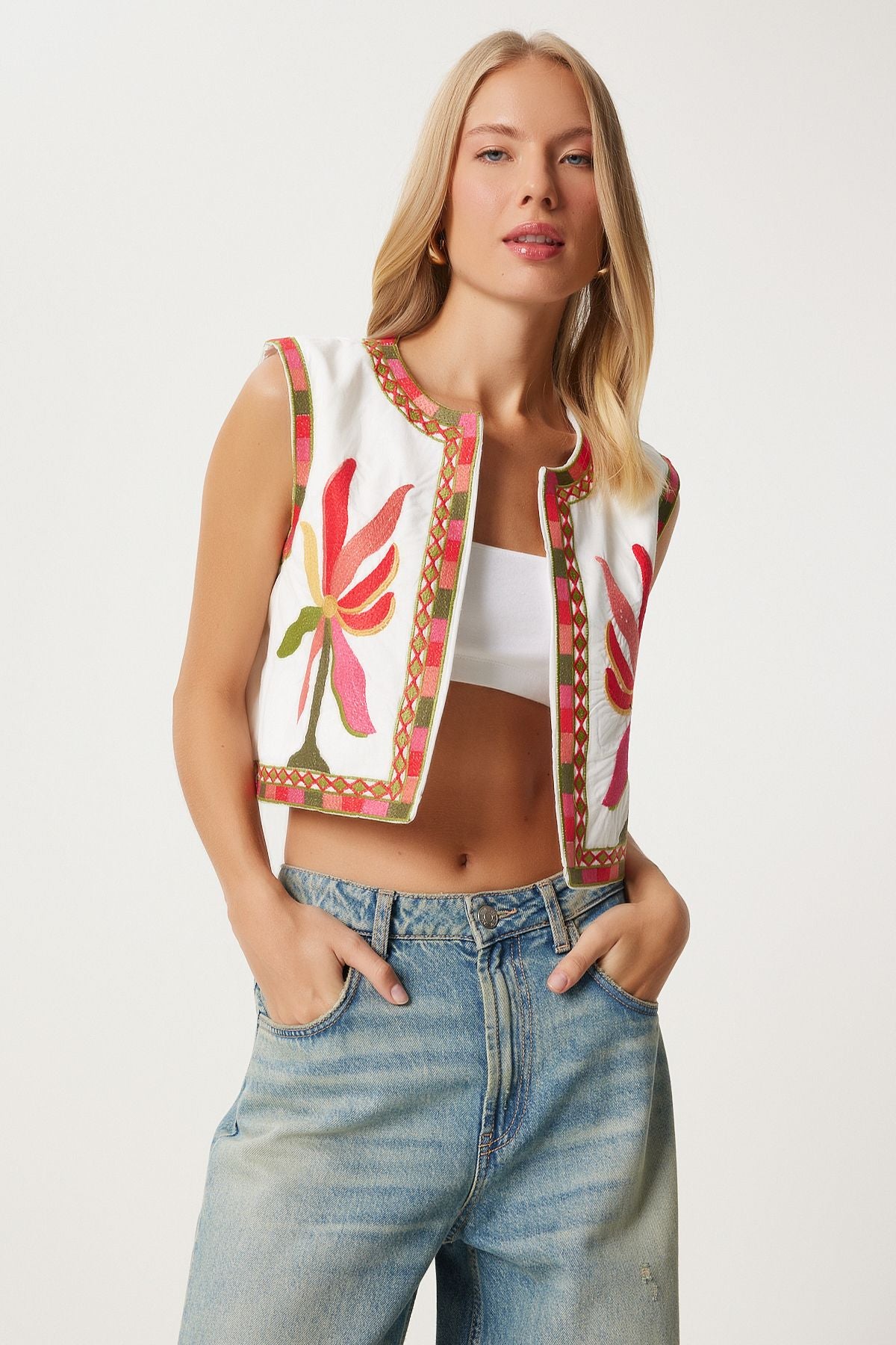 Woman Ekru Red Embroidery Detailed Crop Kinen Vest QS00001