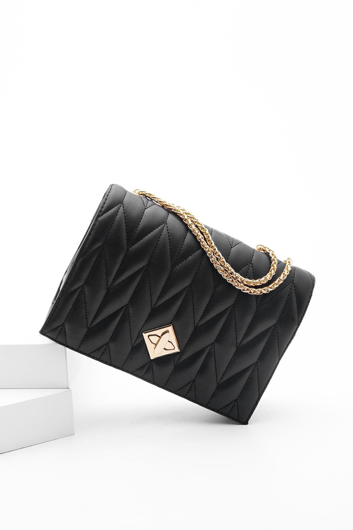 Woman gold -colored chain shoulder bag Delbin black