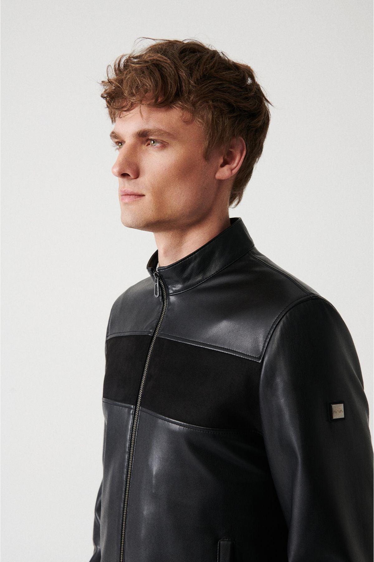 Men's black upright neck in front of the coat-essential-looking Mont A32y6037