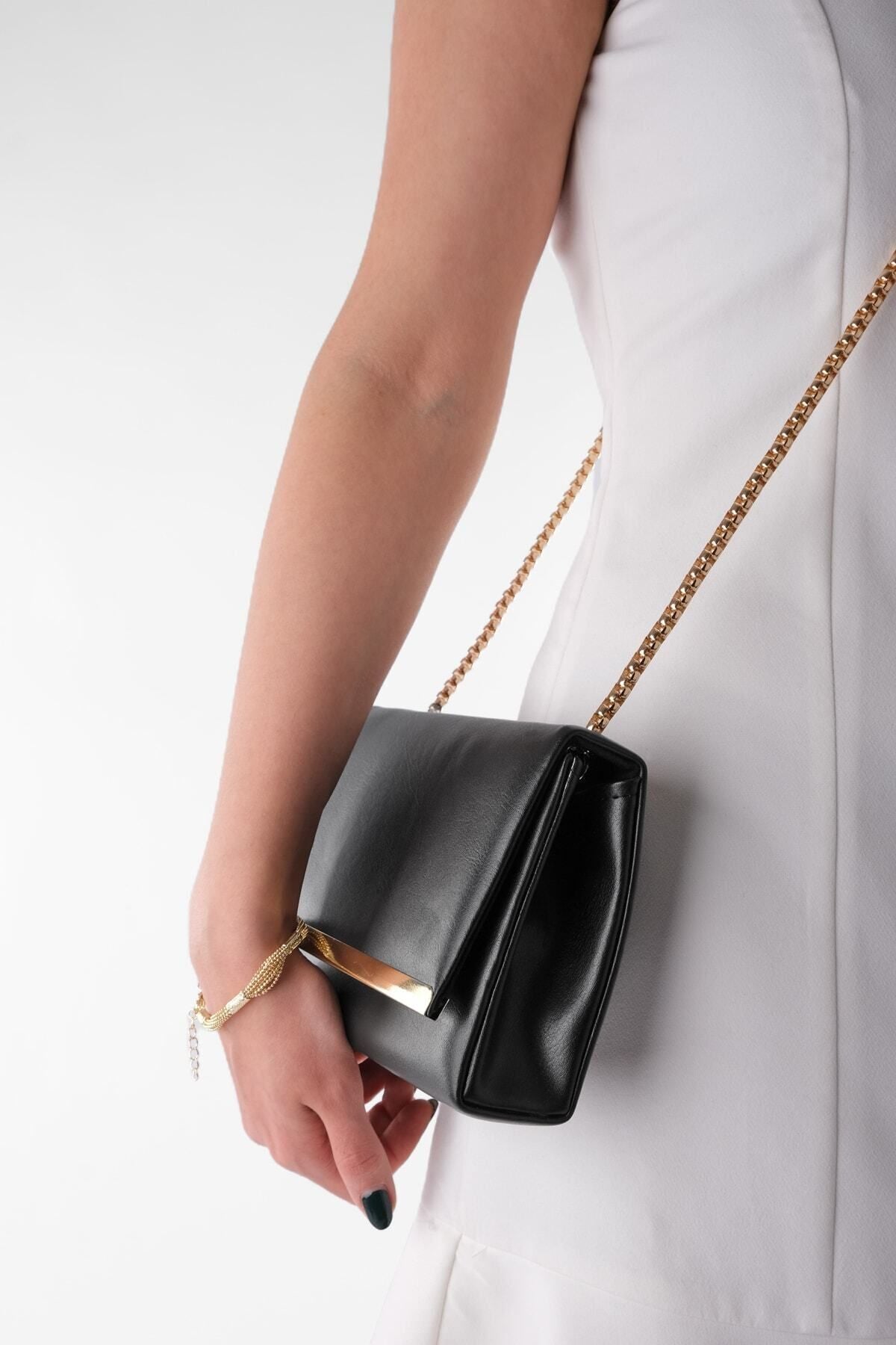 Woman Hand & Shoulder Bag Gold Color Gold Chain strap yekva black