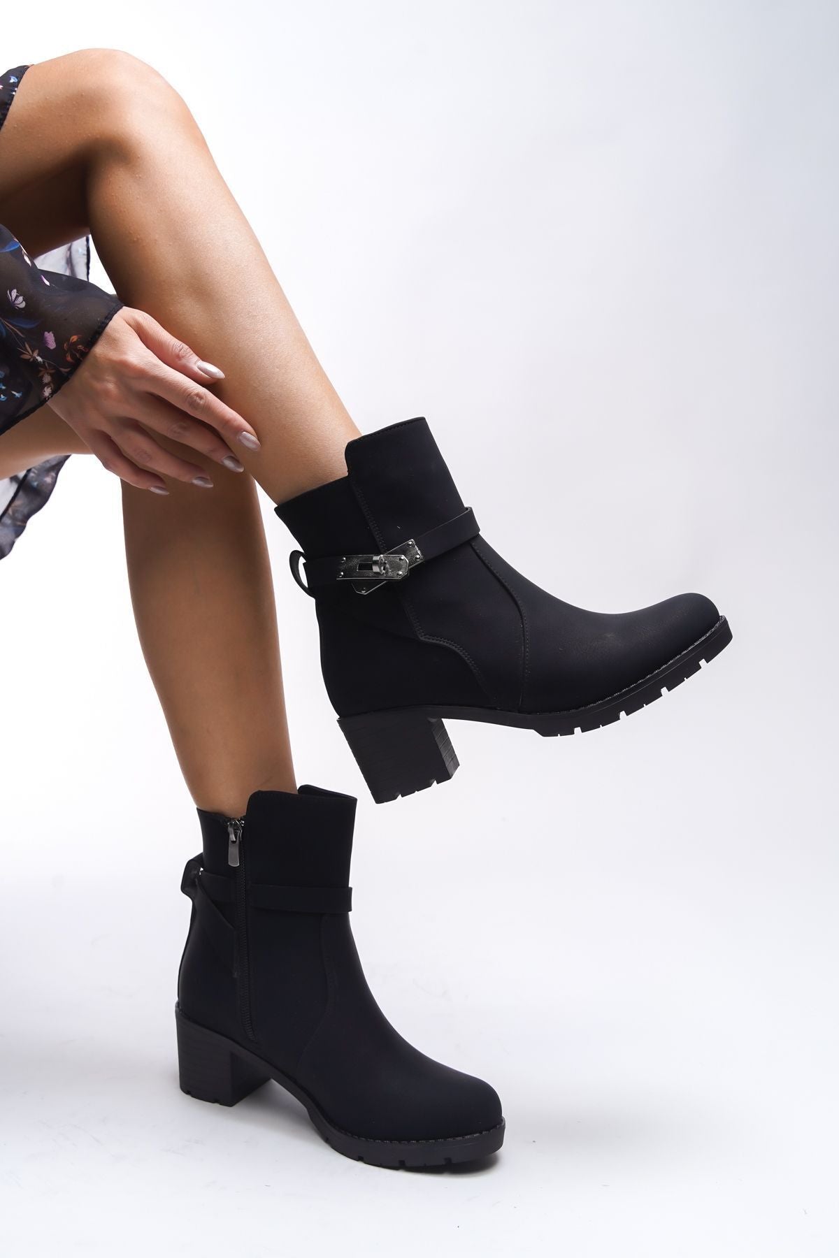 Iverolia lock detailed heeled boots 0012790 matte black