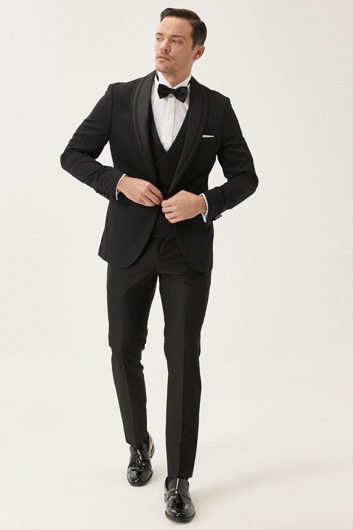 Men's black slim fit tight -cut vest with patterned tuxedo grooming