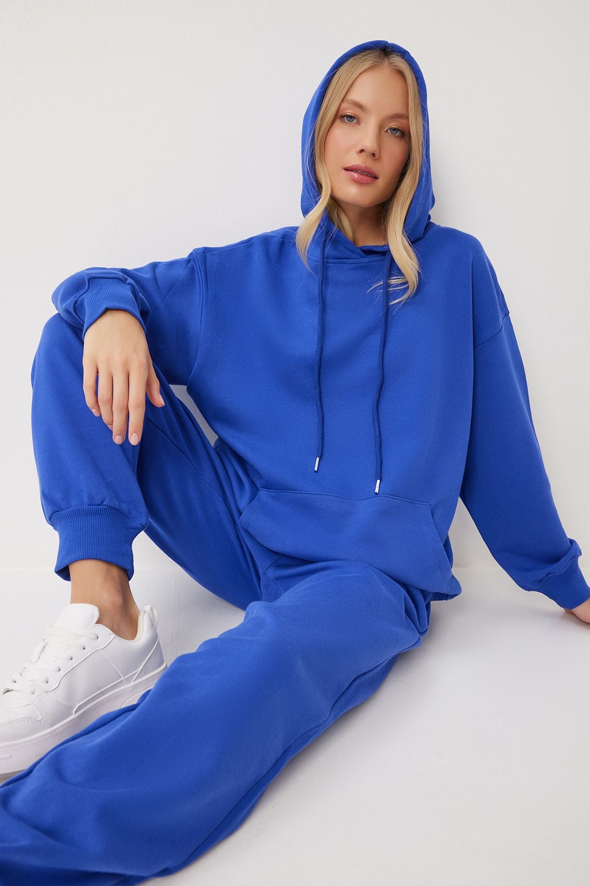 Sweatshirt jogger with women blue hooded.