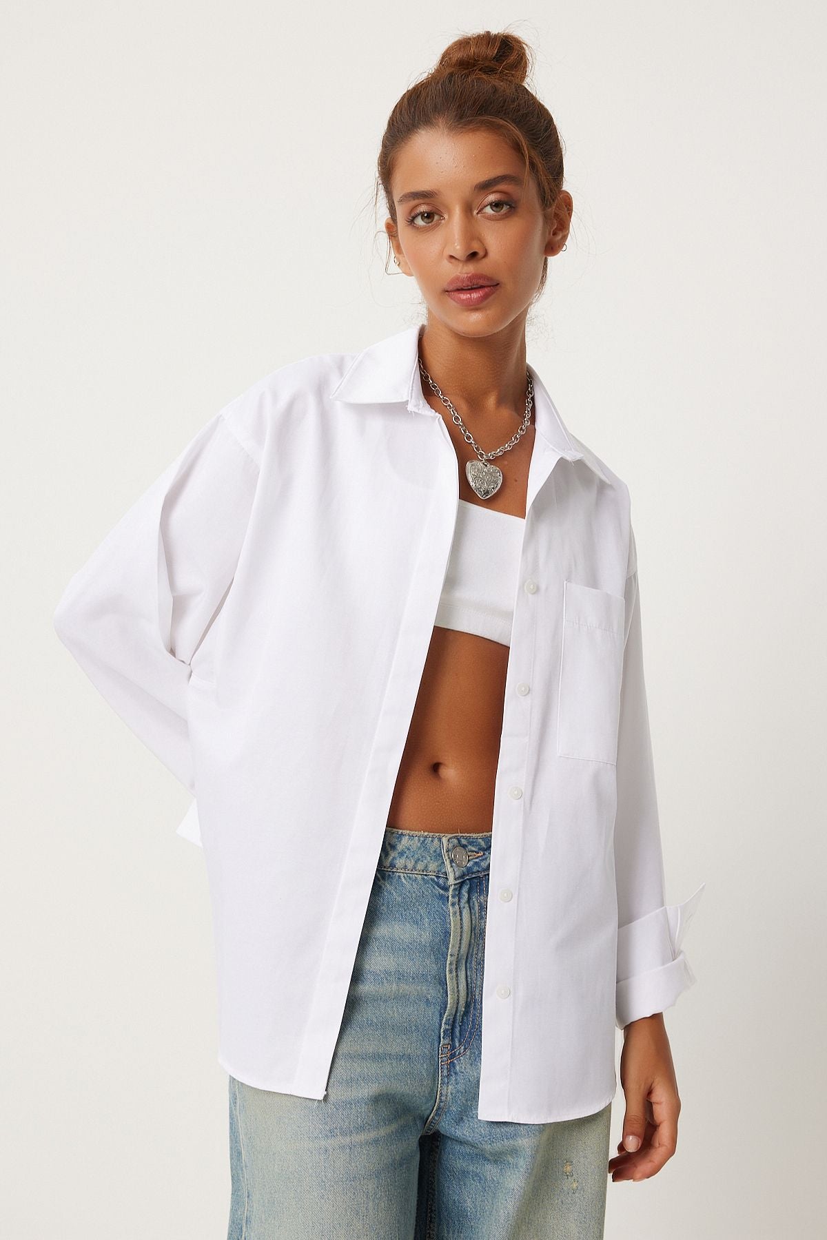 Woman with white pocket overwheel shirt FN03248