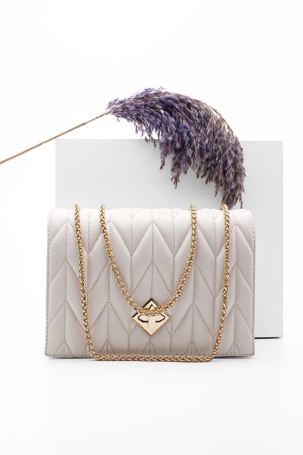 Woman gold -colored chain shoulder bag Delbin beige