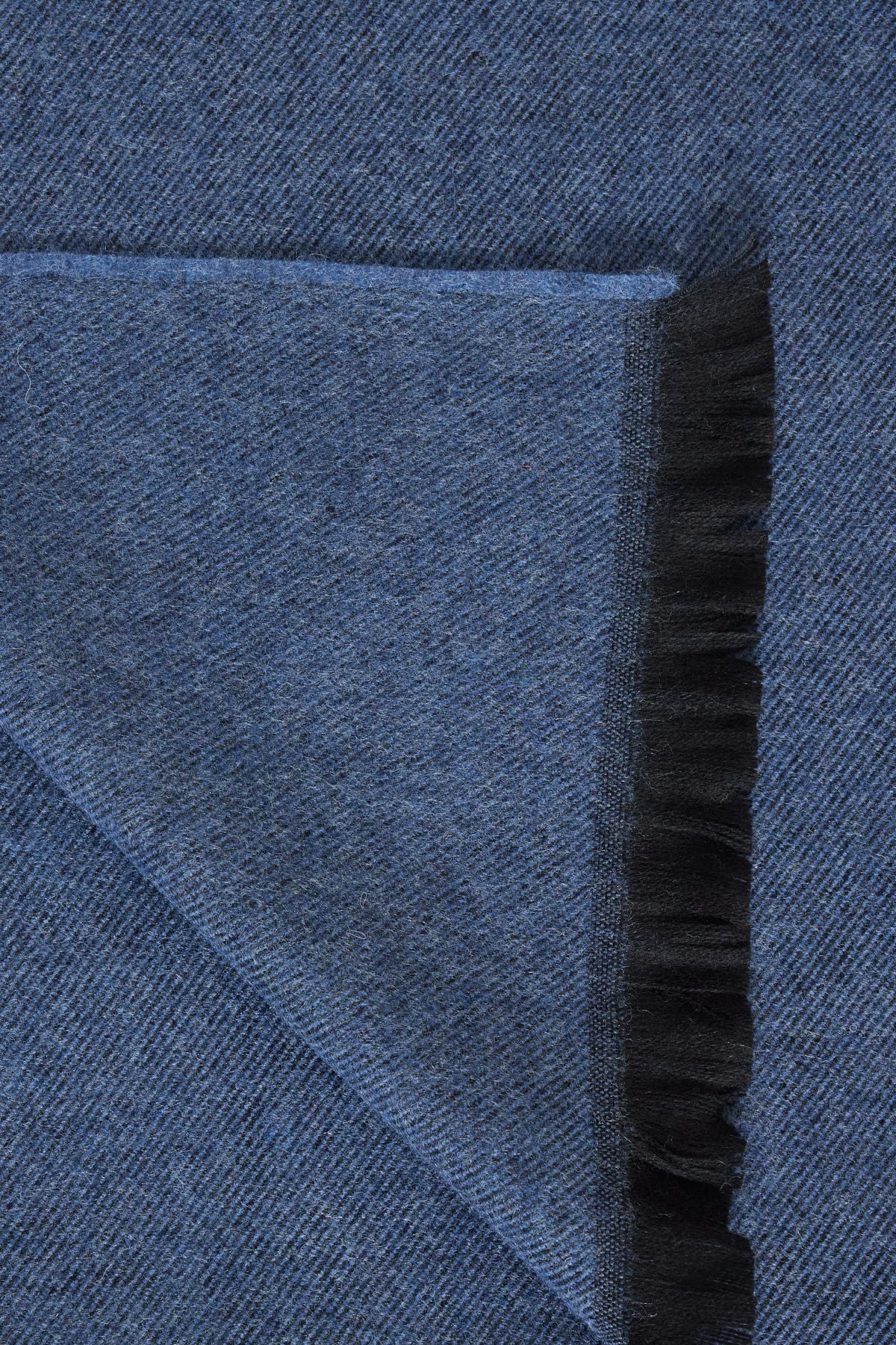 Men's indigo holding knitwear