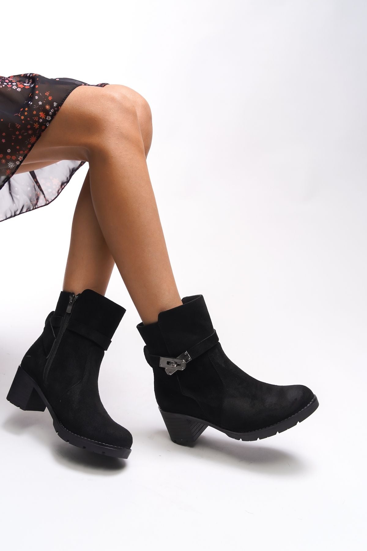 Iverolia Key Detailed Heels Bot 0012790 Black Suede