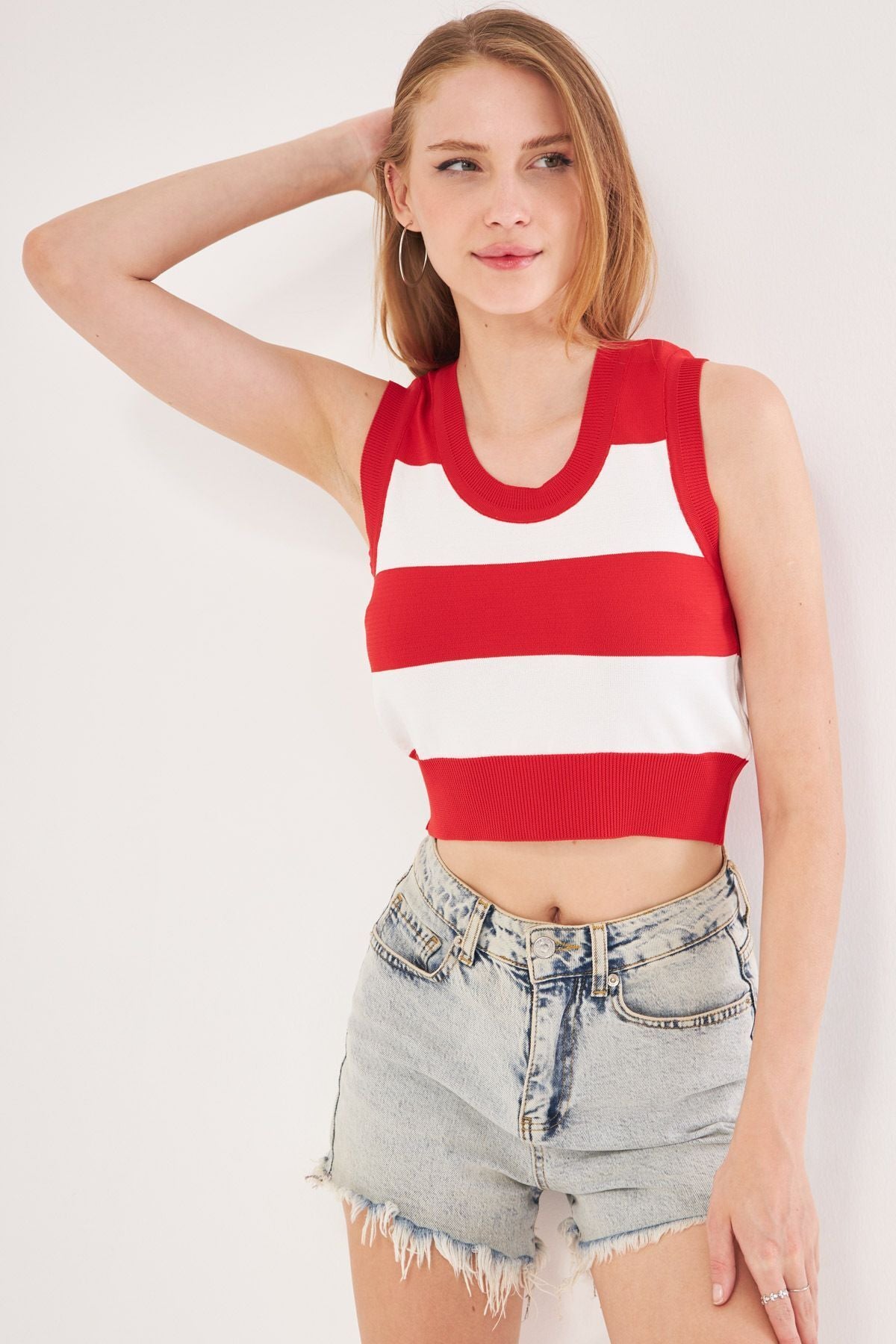 Woman Red Sleeveless Striped Two Color Round Trich Blouse ARM-24Y134016