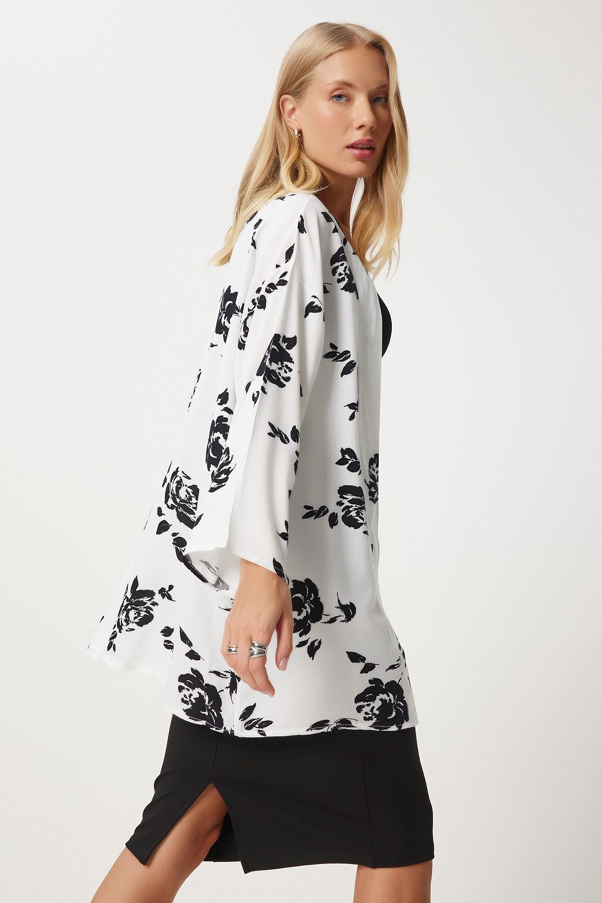 Kadın Beyaz Desenli Viskon Kimono EN00615