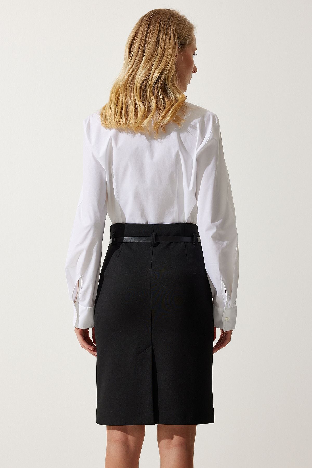 Female black arched thick knitted skirt UB00262