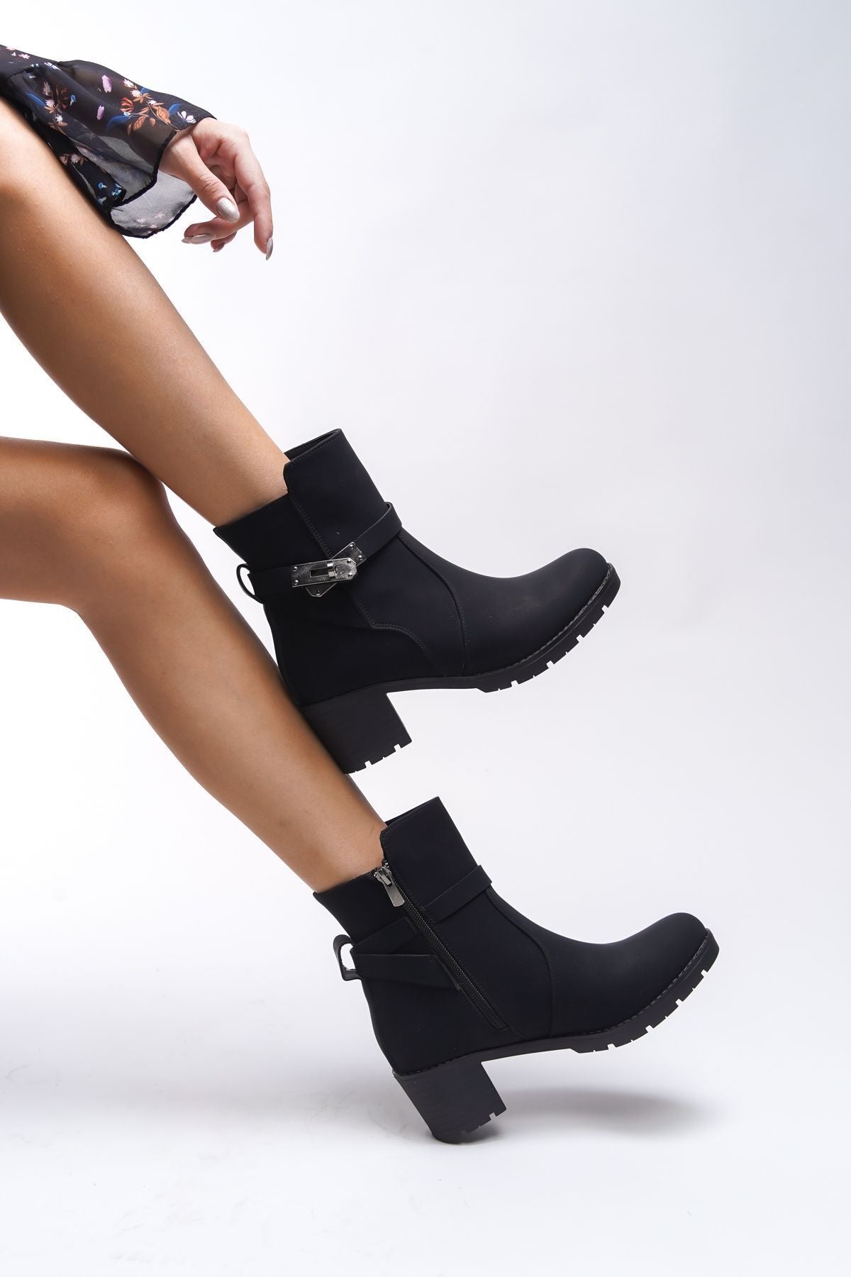 Iverolia lock detailed heeled boots 0012790 matte black