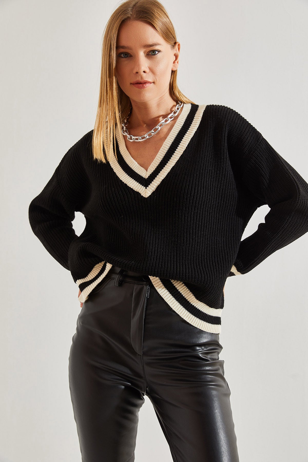 Women's V-Neck Striped Knitwear Sweater 20234225